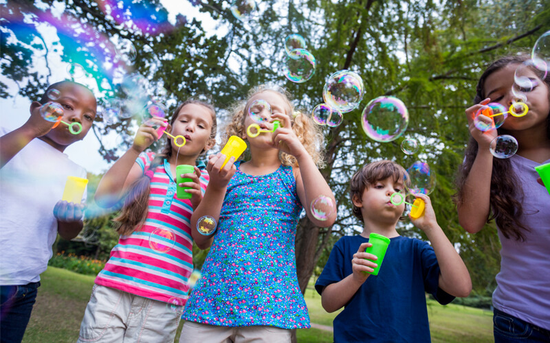 Kids-blowing-bubbles-in-park